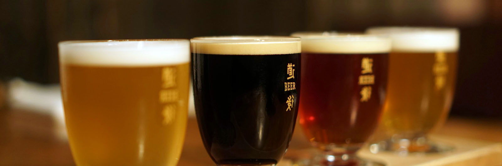 Verres de bière artisanale alignés